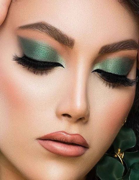 We've put together everyday looks and occasion looks, as well as easy green eyeshadow looks and more advanced ones. Anyone can wear green eyeshadow, no matter the eye colour! #greeneyeshadow #greeneyeshadowlooks #eyeshadowlooks #eyeshadowinspo #beautywithhollie #eyeshadowinspiration #colorfuleyeshadow Jade Green Eyes, Green Eyeshadow Looks, Simple Eyeshadow Tutorial, Turquoise Eyeshadow, Winter Eyeshadow, Teal Eyeshadow, Smokey Eye Makeup Steps, Green Eyeshadow Look, Halo Eyeshadow