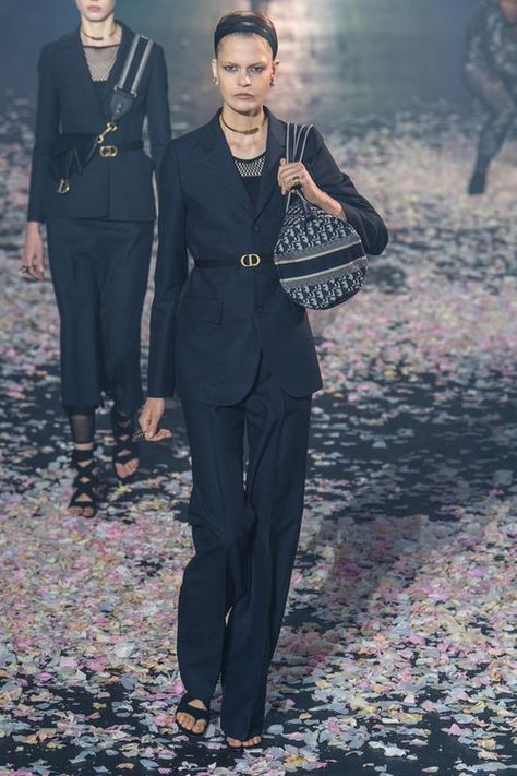 Christian Dior | Ready-to-Wear - Spring 2019 | Look 15 Dior Suit Women, Christian Dior Outfits, Christian Dior 2019, Dior Ready To Wear, Dior Aesthetic, Classic Style Outfits, Vintage 1950s Dresses, Dior Couture, Spring Fashion Trends