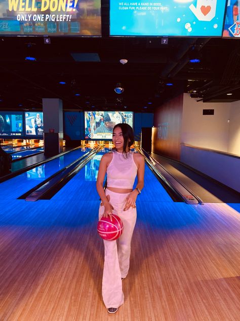 Bowling Fits Aesthetic, Outfit Ideas For Bowling, Bowling Photoshoot Picture Ideas, Bowling Outfit Ideas Date, Bowling Photo Ideas, Outfits For Bowling Date, Bowling Date Outfit Ideas, Bowling Pictures Instagram, Bowling Night Outfit