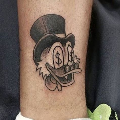 Pato Donald Money Sign Tattoo, Dollar Sign Tattoo, Money Tattoos, Money Bag Tattoo, Herren Hand Tattoos, Dragons Tattoo, Duck Tattoos, Sign Tattoo, Petit Tattoo