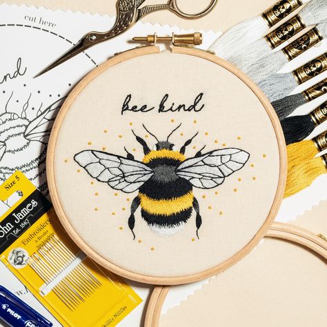 Bumblebee Embroidery, Stork Embroidery, Stitch Techniques, Beginner Embroidery Kit, Beginners Embroidery, Diy Embroidery Kit, Wooden Embroidery Hoops, Bee Embroidery, Dmc Embroidery Floss