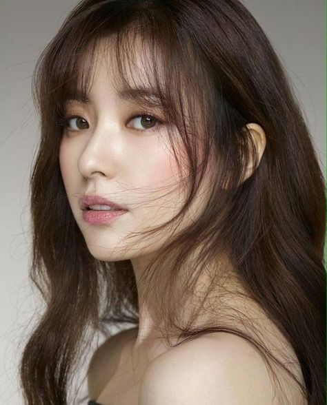 Sure, it's what's inside that counts... but when it comes to picking out Korean skin care and beauty products, we have to admit that the outside definitely comes into play as well. 앞머리 스타일, Makeup Asia, Korean Bangs, Hyo Joo, Mode Glamour, Actress Hairstyles, Wispy Bangs, Hair Styles 2017, Winter Trends