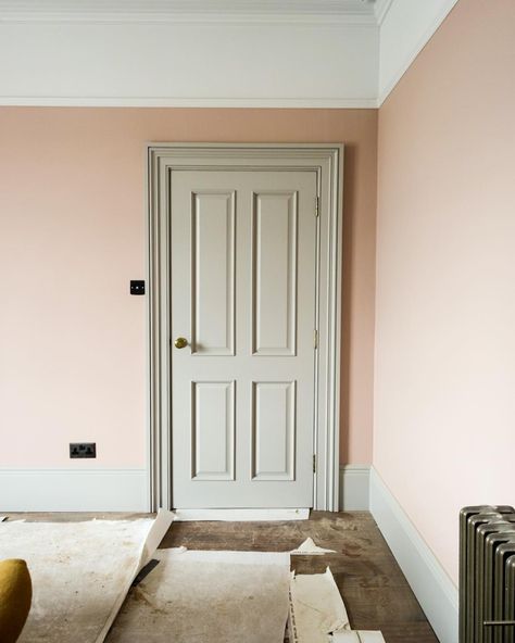 Beautiful Victorian painted grey woodwork with dusty pink walls and picture rail Pic: @Victoria_road_restoration Painted Woodwork Bedroom, Pink Skirting Boards, Picture Rail Paint Ideas, Dusty Pink Walls, Rustic Chic Bedroom, Grey Woodwork, Chic Bedroom Design, Murs Roses, Victorian Bedroom