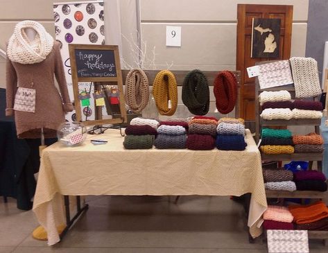 Craft Show setup and display idea for infinity scarves and crochet goods! Wood Crate Craft Fair Display, Craft Show Setup, Craft Table Display, Green Closet, Craft Stand, Crochet Craft Fair, Craft Fair Booth Display, Market Decor, Scarf Display