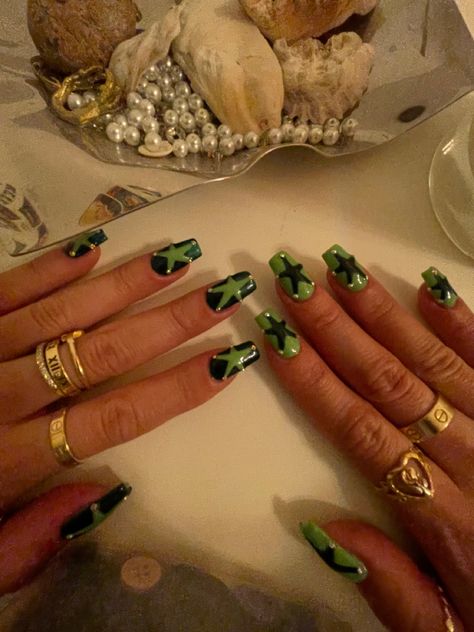 Goth Green Nails, Green Alt Nails, Green Day Nails, Green Star Nails, Brat Nails, Billie Concert, Alien Nails, Drag Ideas, Hoco Ideas