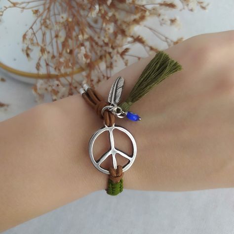 Saca tu lado más hippie con la Pulsera Peace. Muestra tu personalidad libre y relajada con su diseño de en plateado y sus vibrantes tonos verdes. Siente la buena vibra y la paz interior con esta pulsera elástica y lúcete con estilo. Además de la entrepieza en forma de símbolo de la paz, lleva un colgante de Pluma simbolizando la confianza y la fortaleza interior, un colgante de Ojo Turco de cristal para protegerte de la envidia y de las energías negativas y una borla verde de hilo de algodón hecha a mano para darle el toque final. Todas las piezas de la pulsera están fabricadas en zamak y llevan un baño de plata de 6 micras, por lo que si no la usas verás como oxida (simplemente frotas con un pañito de algodón y recuperarás su brillo), tanto los topes como la entrepieza y la pluma. La base