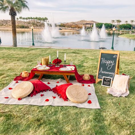 Date night picnic in the park by the lake. Romantic Picnic Decor Ideas, Outdoor Picnic Date Ideas, Romantic Picnics At Night, Diy Romantic Picnic, Picnic Date Night Romantic, Wedding Anniversary Picnic Ideas, In Home Picnic Date, 1 Year Anniversary Picnic Ideas, Romantic Picnic Set Up For 2