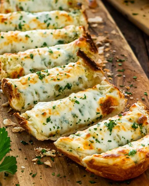 Cheesy, toasty, buttery Garlic Bread, so good and so easy to make, you won't ever want to get the store bought one again! #garlicbread #cheesy #recipe Cheesy Bread Recipe, Cheesy Garlic Bread Recipe, Frozen Garlic Bread, Cheese Bread Recipe, Bread Sticks, Garlic Cheese Bread, Clean Bandit, Garlic Bread Recipe, Cheesy Garlic Bread