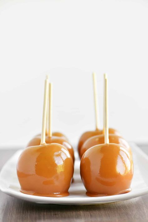 This homemade caramel for apples recipe is easy to make with 5 ingredients! Use it to make THE BEST gourmet caramel apples at home. Homemade Caramel For Apples, Caramel For Apples, Best Caramel Apples, Carmel Apple Recipe, County Fair Party, Caramel Apple Sauce, Apple Nachos Recipe, Homemade Corn Dogs, Caramel Apple Desserts