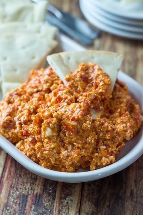 Red Pepper Dip Recipe, Pepper Dip Recipe, Greek Dip, Red Pepper Dip, Pepper Dip, Stuffed Pepper Dip, Feta Recipes, Feta Dip, Snacks Für Party