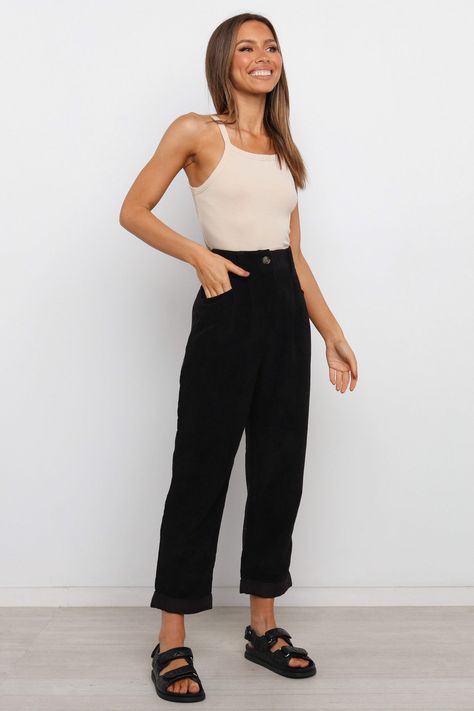 Talaren Pant, Clean Style Outfit, Minimal Work Outfit, Outfit Necessities, Black Linen Pants Outfit, Trousers Outfit Casual, Cute Airport Outfit, Minimalist Concept, Comfy Airport Outfit