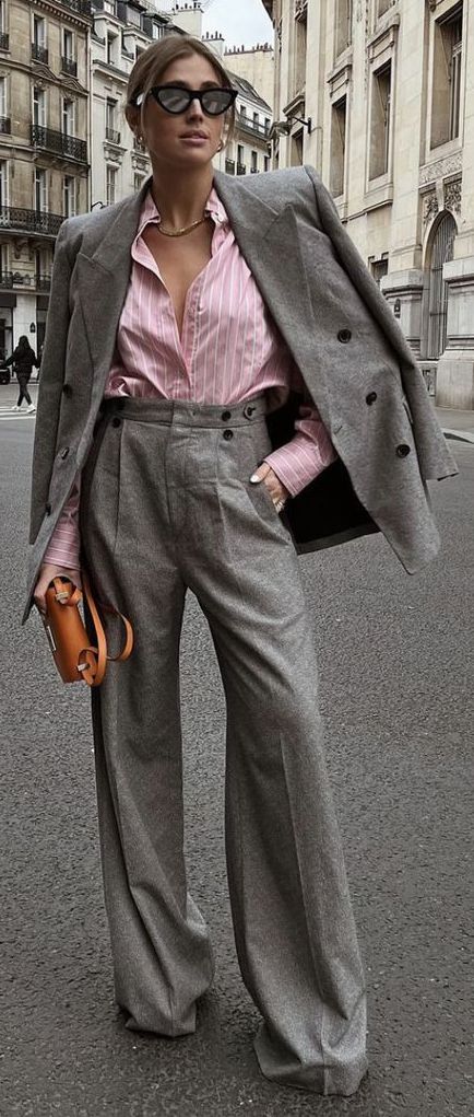 Grey Blazer Outfit Work, Grey Trousers Outfit Women, Pinstripe Suit Women, Pink Grey Outfit, Grey Blazer Outfit, Pink Shirt Outfit, Grey Pants Outfit, Formal Pants Women, Costume Gris