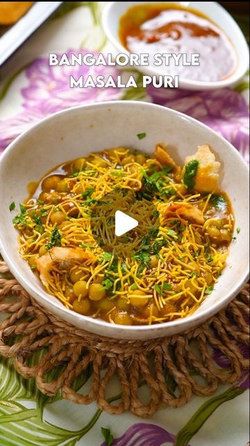 Masala Puri Chaat Recipe, Masala Puri Recipe, Quick Evening Meals, Slat Table, Masala Puri, Dried Peas, Puri Recipes, Chaat Recipe, Peacock Painting