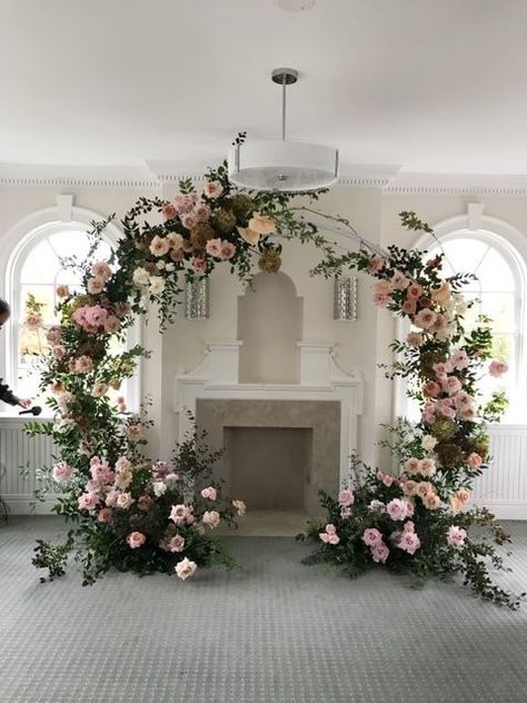 Arch Greenery, Wedding Arch Greenery, Floral Arch Wedding, Decoration Evenementielle, Fresh Wedding Flowers, Low Cost Wedding, Ceremony Decor, Floral Arch, Wedding Arrangements