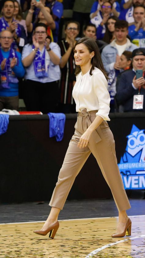 Letizia arriesga y pierde: su 'peligrosa' decisión en el Día de la Mujer Beige Pants Outfit, Camel Pumps, New My Royals, Carolina Herrera Bags, Beige Scarf, Letizia Of Spain, Beige Pants, Celebrity Lifestyle, Classic Pants