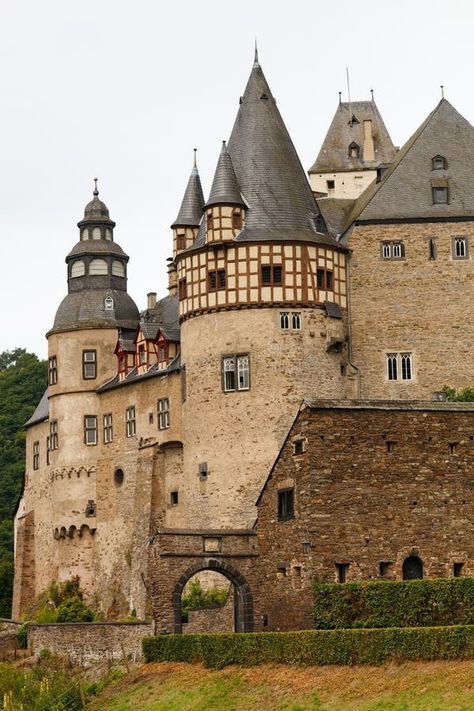 Medieval Russian Castle, Eastern European Castles, Medieval Castle Layout, Castle Images, Tiny Glade, Castle Entrance, Germany Architecture, Castle Bavaria, Medieval Germany