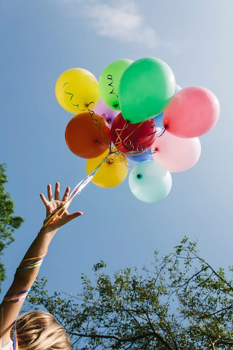 Holding Balloons Photography, Woman With Balloons, Balloon Photography, Holding Balloons, Balloons Photography, Outdoor Portrait Photography, Beautiful Balloons, Balloon Pictures, Colorful Balloons