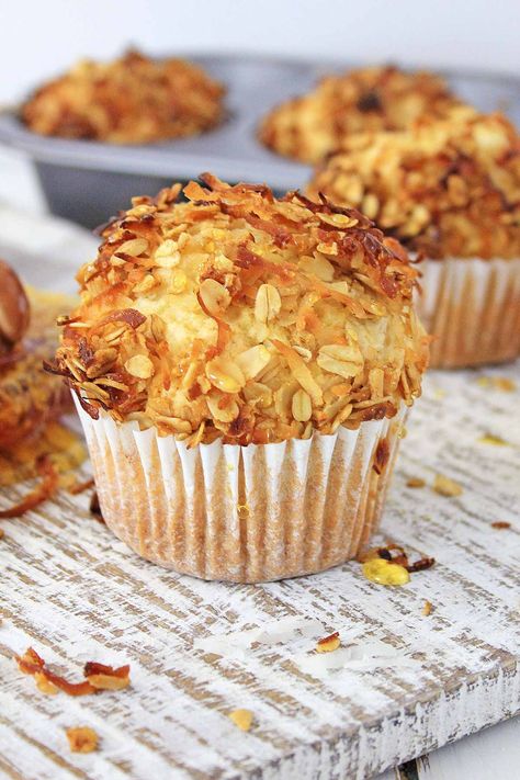 Coconut Muffin Recipes, Breakfast For Busy Mornings, Raisin Muffins, Coconut Muffins, Moist Muffins, Baked Oatmeal Cups, Simple Muffin Recipe, Savory Muffins, Oatmeal Cups