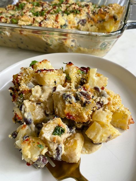 Cheesy Vegan Potato and Black Bean Casserole Casserole Recipes Vegan, Vegan Dump And Bake, Vegan Potato Casserole, Black Bean Potato, Appetizers Vegan, Vegan Casseroles, Vegan Shredded Cheese, Black Bean Casserole, Vegan Casserole