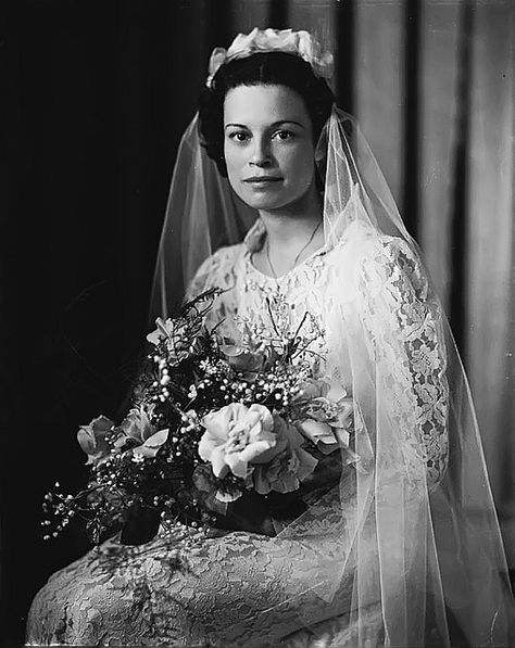 Wedding of Mrs Francis Gregory, Jr. of New Orleans, circa early 1930s. Antique Wedding Gown, Vintage Wedding Photos, Antique Wedding, Wedding Gowns Vintage, Bride Gowns, Vintage Bride, Vintage Bridal, Vintage Pictures, Here Comes The Bride