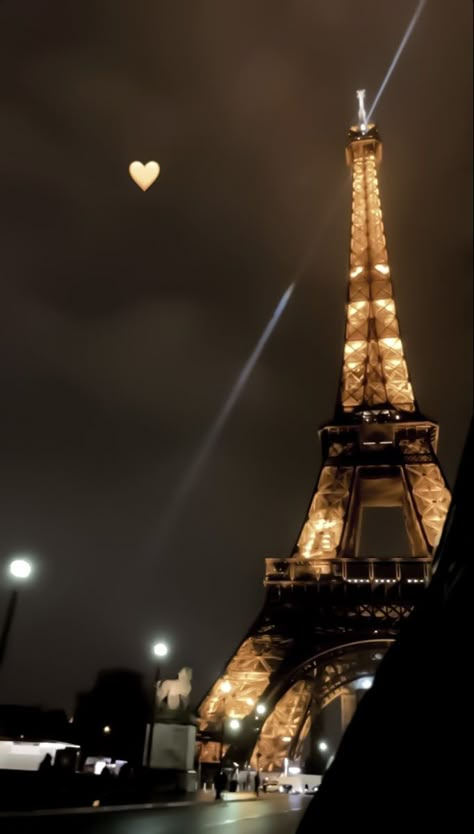 Eiffel Tower Wallpaper Aesthetic, Aesthetic City Night Wallpaper, Trending Wallpapers Iphone, Eiffel Tower Picture Ideas, France Disneyland, Night City Wallpaper, Paris Aesthetic Wallpaper, Eiffel Tower Aesthetic, Organizator Grafic