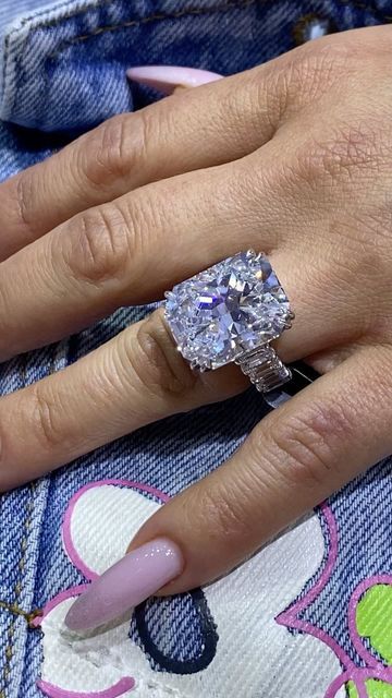 Big Dimond Ring, Huge Engagement Ring, Big Wedding Rings Expensive, Large Diamond Engagement Rings, Huge Engagement Rings, Huge Ring, Engagement Ring Cut, Big Diamond Engagement Rings, Big Diamond Rings