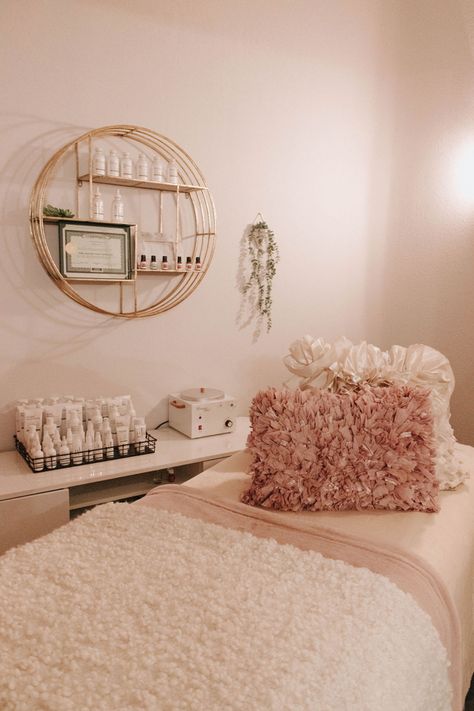 Rose Gold Esthetician Room, All White Esthetician Room, Elegant Esthetician Room, Beige Lash Room Aesthetic, Pink Massage Room, Home Facial Room, Day Spa Decor Ideas Esthetician Room, Boho Esthetician Room Ideas, Esthetician Room Ideas Decor