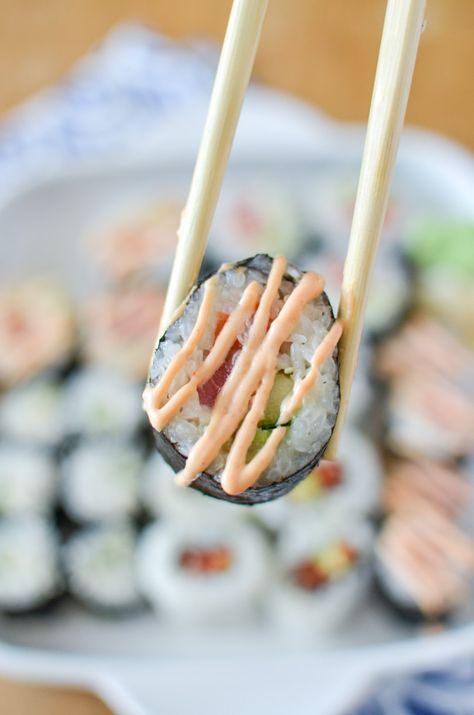 Spicy Sushi Sauce, Spicy Sushi, Sushi Tools, Recipes Sushi, Sushi Ideas, California Roll Sushi, Vegan Sauce, Vegetarian Sushi, Dessert Chef