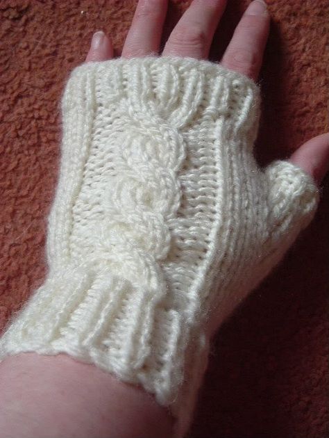 A Girl As Mad As Birds: Cable Gloves - Free Pattern Here :o) Cable Knit Fingerless Gloves, Cable Fingerless Gloves, Fingerless Mittens Pattern, Knitting Gloves Pattern, Fingerless Gloves Knitted Pattern, Glove Pattern, Knitting Hat, Gloves Pattern, Knit Gloves