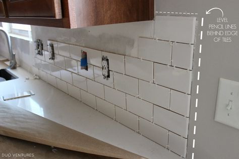 White Subway Tiles Kitchen Backsplash, Vogue Decor, White Subway Tile Kitchen, Kitchen Credenza, Subway Backsplash, Subway Tile Backsplash Kitchen, Diy Kitchen Countertops, Subway Tile Kitchen, Diy Backsplash