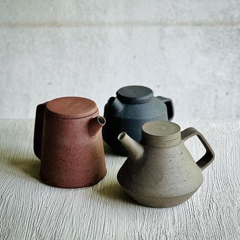 Wheel Pottery Ideas, Tea Pots Ceramic, Tea Pot Pottery, Teapot Pottery, Ceramics Pottery Mugs, Slab Ceramics, Wheel Thrown Ceramics, Organic Ceramics, Calligraphy Typography