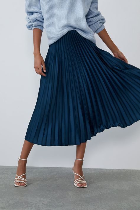 Blue Skirt Outfits, Outfit Elegantes, Pleated Skirt Outfit, Blue Pleated Skirt, Parisienne Chic, Rock Outfit, Looks Party, Ținută Casual, Boutique Fashion