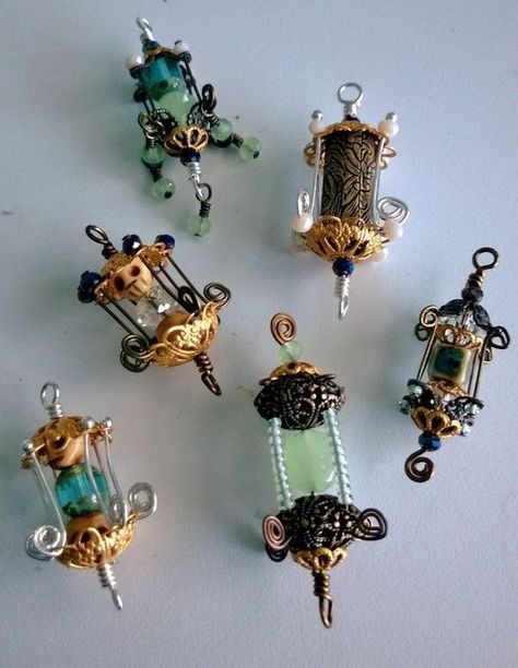 Bead Lanterns created by Renee Webb Allen.  Small Stuff Design. Would be great to light the fairys way: Accessoires Barbie, Beaded Charms, Fairy Accessories, Fairy Furniture, Fairy Crafts, Fairy Garden Houses, Small Stuff, Diy Fairy, Fairy Doors