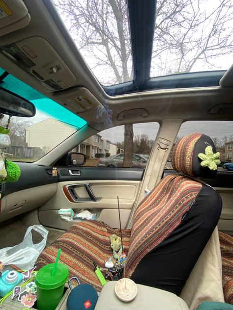 Beach Car Aesthetic Interior, Tapestry In Car, Cozy Car Aesthetic, Boho Car Interior, Hippie Car Interior, Combi Hippie, Cozy Car Interior, Boho Car Decor, Car Accessories Hippie