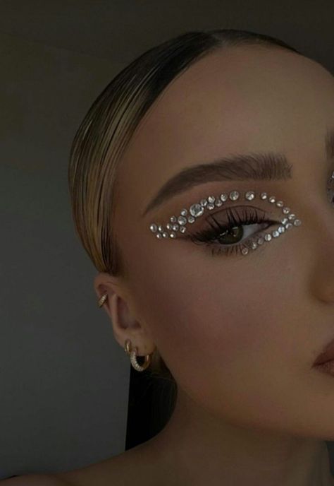 Black Makeup With Gems, Makeup Piedras, Simple Gem Makeup, Rhinestone Makeup, Carnival Makeup, Rave Makeup, Eye Makeup Designs, Dope Makeup, Makeup Eye Looks