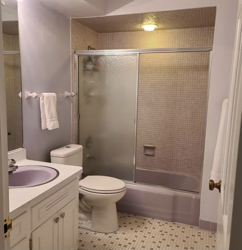 90s Interior Design Bathroom, 90s American House Interior, Early 2000s House Interior, Trashy House Aesthetic, 2000s Bathroom Aesthetic, 90’s Bathroom, Motel Bathrooms, Early 2000s Bathroom, Nostalgia Bathroom