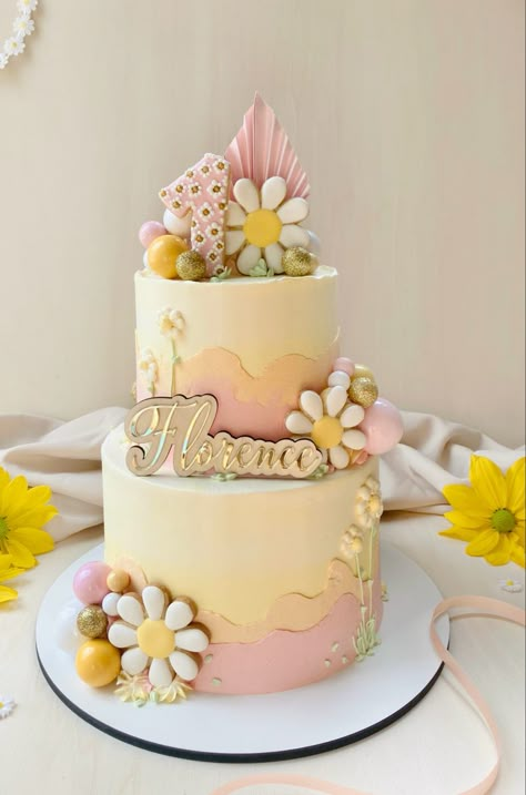 Cute birthday cake Daisies First Birthday, Pastel Daisy Cake, 2 Tier Daisy Cake, Boho Daisy Birthday Cake, Baby Girl First Birthday Cake Ideas, Daisy Flower Cake Birthday, Daisy Themed Birthday Cake, Spring Themed Cake, Daisy Cake Ideas Simple