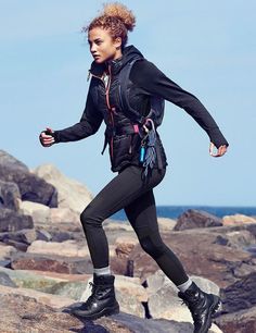 Black Hiking Boots Outfit, How To Wear Hiking Boots, Hiking Boot Outfit, Stylish Hiking Boots, Trekking Outfit Women, Summer Hiking Boots, Trekking Outfit, Black Hiking Boots, Outfits Styling