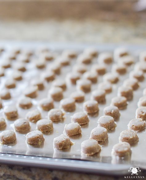 Kelley Nan: Tiny Pecan Thimble Cookies for a Christmas Cookie Exchange Tiny Cookies Recipe, Savory Christmas Cookies, Thimble Cookies, Tiny Cookies, Cookies Sprinkles, Cookies To Bake, Cookies Party, Pinterest Food, Cute Christmas Cookies