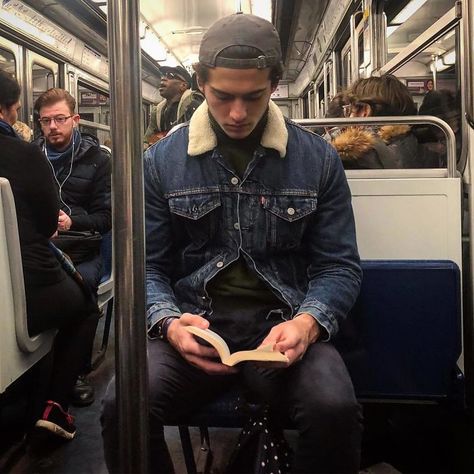 70 Best Posts From The 'Hot Dudes Reading' Instagram Page (New Pics) Elliot Petropoulos, Nerdy Guys, Guys Read, Christina Lauren, Reading A Book, Dream Boy, A Train, Book Aesthetic, Book Club