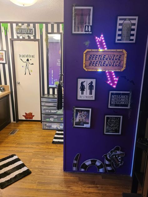 Beetlejuice Bedroom Ideas, Beetlejuice Room Ideas, Beetlejuice Bedroom, Beetlejuice Bathroom, Beetlejuice Room, Beetlejuice Home Decor, Vampire Room, Beetlejuice House, Horror Room