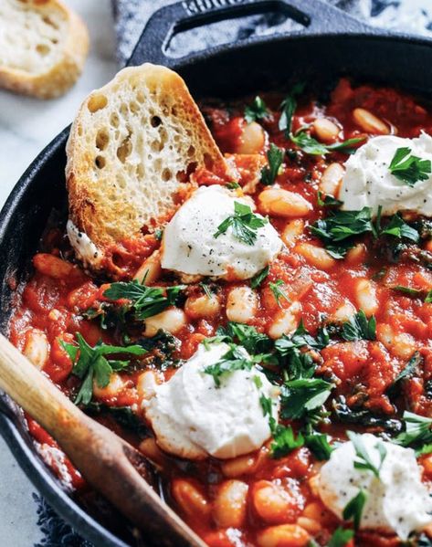 White Bean Shakshuka, Burger Vegetarian, Sandwich Vegetarian, Veggie Meals, White Bean, Idee Pasto Sano, Easy Weeknight Meals, Healthy Vegetarian, Vegan Eating