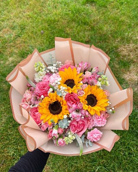 Flowers With Money, Flower Arrangements Bouquets, Roses Bouquet Gift, Colorful Bridal Bouquet, Easter Bouquet, Birthday Flowers Bouquet, Sunflowers And Roses, Luxury Flower Bouquets, Floral Creations