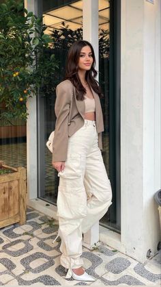 Outfit Cargo Beige, Semi Formal Mujer, 90s Inspired Outfits, Blazer Outfits For Women, Outfits For Work, Office Casual Outfit, Stylish Work Attire, Lehenga Collection, Woman Suit Fashion