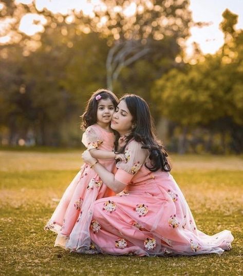 Mummy Wallpaper Mom, Mommy And Kids Photoshoot, Krishan Pics, Mother Daughter Twinning Dresses, Mother Daughter Same Dress, Mother Daughter Twinning, Diwali Photoshoot, Mom Daughter Photography, Nature Shoot