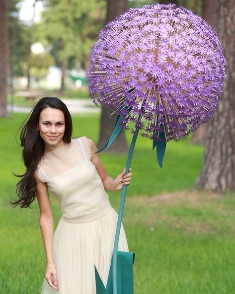 This oversized Allium Flower is overwhelming. We spent around 50 hours to create it, and the result was worth it. Be inspired ❤️ , Truly… Giant Dandelion, Paper Flowers Giant, Paper Flower Wedding, Giant Paper Flower, Fleurs Diy, Paper Flowers Wedding, Large Paper Flowers, Crepe Paper Flowers, Paper Flower Backdrop