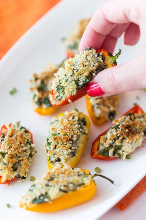 Spinach Artichoke Stuffed Mini Peppers - Healthy Appetizer Ideas Small Sandwiches, Artichoke Stuffed, Tiny Bites, Summer Appetizers Easy, Mini Peppers, Menu Sarapan Sehat, Stuffed Peppers Healthy, Healthy Appetizer, Stuffed Mini Peppers