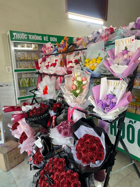 Florist Pop Up Shop, Valentines Marketing, Florist Shop Interior, Forever Flower Bouquets, Flower Shop Display, Flower Shop Design, Store Design Boutique, Valentines Gift Box, Flower Bouquet Diy