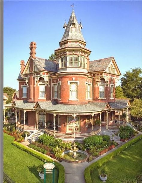 Kitchen Ideas Victorian, Homes With Wrap Around Porches, Bedroom Ideas For Couples, Victorian Style Homes, Old Mansions, Victorian Home, Victorian Architecture, Victorian Decor, Ideas For Couples