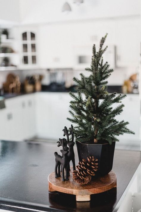 Love these beautiful modern Christmas decorating ideas! Beautiful, classic decor for the kitchen, dining room, and coffee bar. Natal Natural, Diy Natal, Koti Diy, Minimalist Christmas Decor, Modern Christmas Decor, Christmas Decor Inspiration, Christmas Decorating Ideas, Simple Christmas Decor, Christmas Room Decor